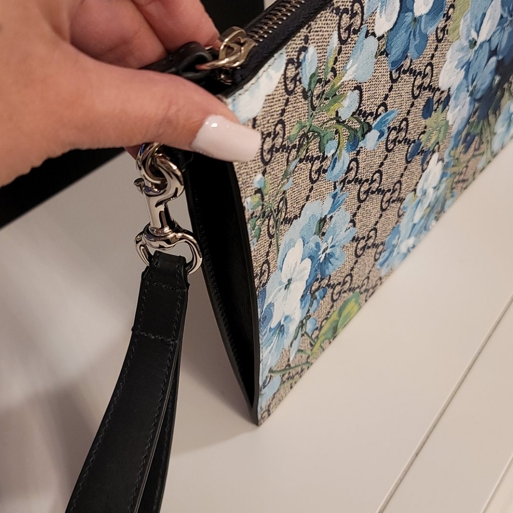 Gucci Blue Floral GG Supreme Wristlet Clutch - Picture 4 of 8